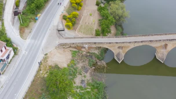 Puente Piedra Cruza Arroyo Las Montañas Del Águila Orlicke Hory — Vídeos de Stock