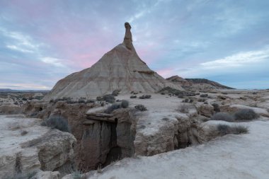 Bir kaya ve büyük taş oluşumları olan güzel bir manzara.