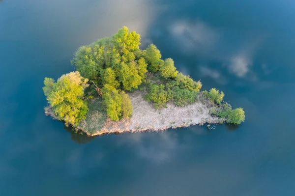 Krásný Výhled Jezero Ostrov Přírodním Pozadí — Stock fotografie