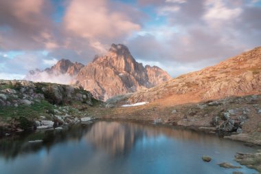 Dolomiti Alpleri 'ndeki güzel gölün panoramik sabah manzarası, Güney Tyrol, İtalya, Avrupa. Güzel bir yaz manzarası. Dağ Gölü 'nün muhteşem yaz manzarası. Doğa konseptinin güzelliği.