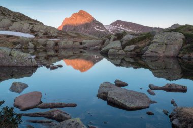 Dolomiti Alpleri 'ndeki güzel gölün panoramik sabah manzarası, Güney Tyrol, İtalya, Avrupa. Güzel bir yaz manzarası. Dağ Gölü 'nün muhteşem yaz manzarası. Doğa konseptinin güzelliği.