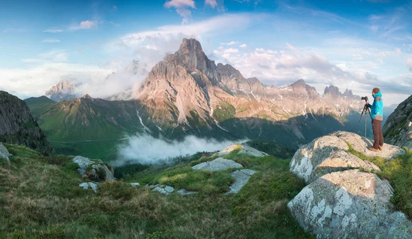 Panoramiczny Widok Rano Piękne Jezioro Alpach Dolomickich Południowy Tyrol Włochy — Zdjęcie stockowe