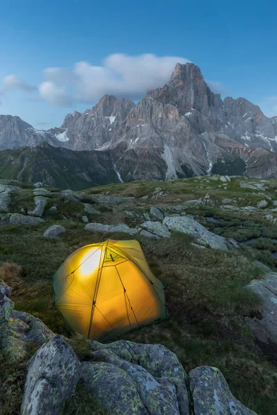 텐트가 지대의 이탈리아 미티스 봉우리들 밤하늘 아래높은 금속으로 천막을 하이킹하고 — 스톡 사진