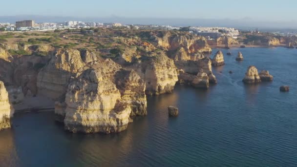 Dia Ensolarado Praia Algarve Portugal Com Mar Azul Turquesa Fundo — Vídeo de Stock