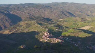 Pinhao köyü yakınlarındaki Douro Vadisi 'nde romantik günbatımında teraslı üzüm bağlarının hava manzarası. Portekiz 'de seyahat ve Portekiz' deki en güzel yerler için şarap çiftliği Unesco.