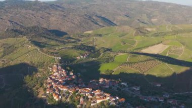 Pinhao köyü yakınlarındaki Douro Vadisi 'nde romantik günbatımında teraslı üzüm bağlarının hava manzarası. Portekiz 'de seyahat ve Portekiz' deki en güzel yerler için şarap çiftliği Unesco.