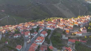 Pinhao köyü yakınlarındaki Douro Vadisi 'nde romantik günbatımında teraslı üzüm bağlarının hava manzarası. Portekiz 'de seyahat ve Portekiz' deki en güzel yerler için şarap çiftliği Unesco.