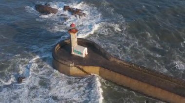 Güzel deniz feneri, arka planda seyahat yeri