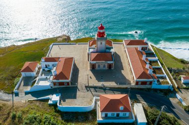 Portekiz. Cabo da Roca ve Atlantik Okyanusu üzerindeki deniz feneri, Avrupa anakarasının en batı noktası. Hava görüntüsü. Portekiz 'de seyahat kavramı ve Portekiz' deki en güzel yerler..
