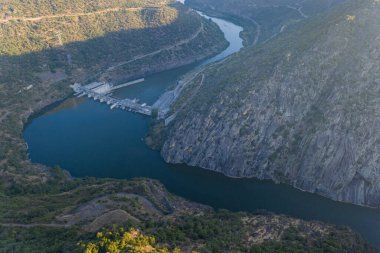 Pinhao köyü yakınlarındaki Douro Vadisi 'nde romantik günbatımında teraslı üzüm bağlarının hava manzarası. Portekiz 'de seyahat ve Portekiz' deki en güzel yerler için şarap çiftliği Unesco.