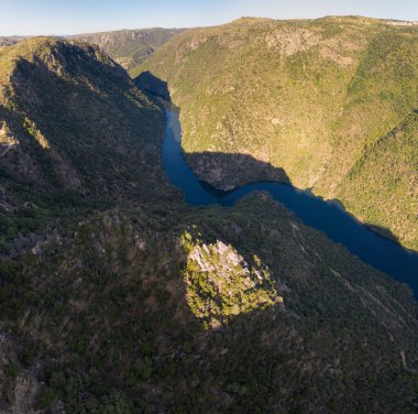 Pinhao köyü yakınlarındaki Douro Vadisi 'nde romantik günbatımında teraslı üzüm bağlarının hava manzarası. Portekiz 'de seyahat ve Portekiz' deki en güzel yerler için şarap çiftliği Unesco.
