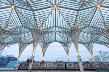 Gare yapmak Oriente tren istasyonu gece Lizbon, Portekiz