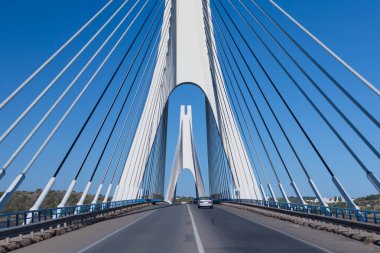 Asma köprü ve Portekiz 'deki en büyük asma köprülerden biri. Güneşli bir gün