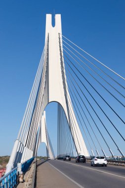 Asma köprü ve Portekiz 'deki en büyük asma köprülerden biri. Güneşli bir gün