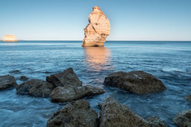 Algarve, Portekiz sahillerinde güneşli bir gün. Arkasında turkuaz deniz var. Algarve kayalıklarının kuş bakışı görüntüsü. Hava görüntüsü. Portekiz 'de seyahat kavramı ve Portekiz' deki en güzel yerler..
