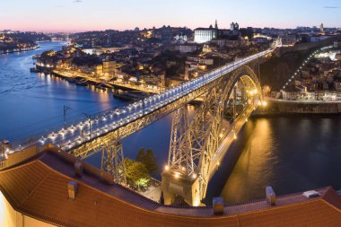 Günbatımında Portekiz 'de Dom Lus I Köprüsü