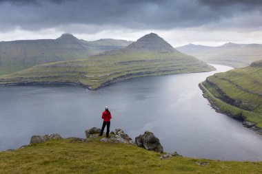 Faroe Adaları 'nın tepesinde. Güneşli bir günde yüksek dağ zirveleri manzarası. Okyanus manzaralı. Güzel panoramik manzara. Kuzey Avrupa. Seyahat kavramı