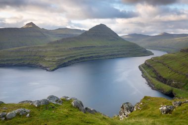Faroe Adaları 'nın tepesinde. Güneşli bir günde yüksek dağ zirveleri manzarası. Okyanus manzaralı. Güzel panoramik manzara. Kuzey Avrupa. Seyahat kavramı