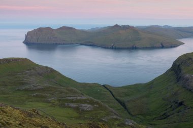 Faroe Adaları 'nın tepesinde. Güneşli bir günde yüksek dağ zirveleri manzarası. Okyanus manzaralı. Güzel panoramik manzara. Kuzey Avrupa. Seyahat kavramı