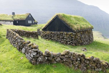 Tipik çim çatılı evler için güneşli bir sabah manzarası. Danimarka 'nın Streymoy Adası' nın panoramik yaz manzarası. Torshavn Faroe Adaları, Danimarka Krallığı, Avrupa. Seyahat konsepti arka planı.