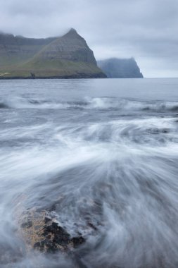 Faroe Adaları 'nın tepesinde. Güneşli bir günde yüksek dağ zirveleri manzarası. Okyanus manzaralı. Güzel panoramik manzara. Kuzey Avrupa. Seyahat kavramı