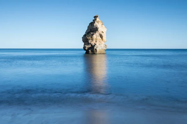 Día Soleado Playa Del Algarve Portugal Con Mar Turquesa Fondo —  Fotos de Stock