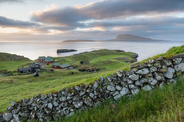 Vista Manhã Ensolarada Casas Típicas Cena Verão Panorâmica Ilha Streymoy — Fotografia de Stock