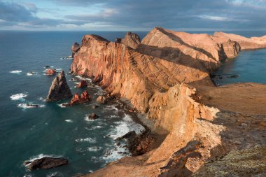 Panoramik manzara, Portekiz 'in Algarve kentindeki Lagos yakınlarında kayaların üzerinden uçan martılarla Ponta da Piedade. Kayalıklar, deniz ve plajlar, Algarve bölgesi, Portekiz. Yaz mevsiminde muhteşem manzara.