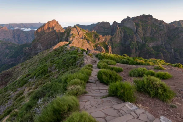 Gün batımında Adrıspanak kayaları. Adrspach Teplice 'deki kayalık oluşumlar, uçurumlar ve ağaçlardaki patika izlerinin yukarıdan görünüşü milli parkı sarsıyor. Adrspach, Bohemya, Çek Cumhuriyeti, Çek Dağları manzarası.