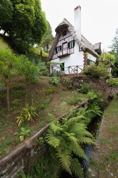 村里的旧木屋 以大自然为背景 — 图库照片