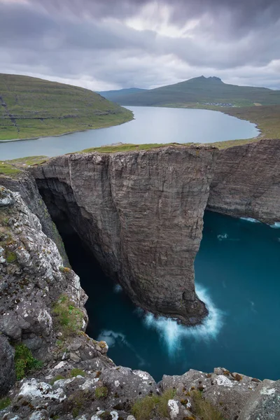 Cima Montaña Islas Feroe Una Vista Altos Picos Montañas Día —  Fotos de Stock