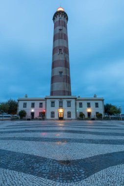 Portekiz, Aveiro 'da deniz feneri Barra sahilinde gece güzel bir yaz mevsimi.