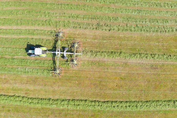 Lukning Traktor Dreje Klippet Græs Til Tørre Landskabet Traktor Presser - Stock-foto