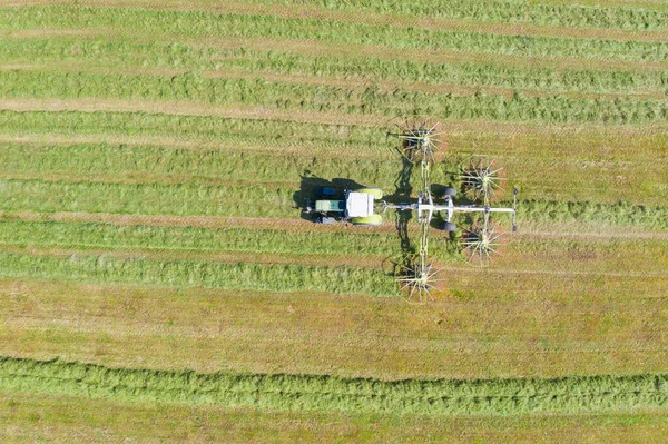 Primo Piano Trattore Girando Erba Tagliata Asciugare Fieno Paesaggio Rurale — Foto Stock