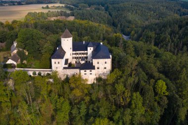 Rychmburk Şatosu, Chrudim ilçesine bağlı Pedhrad köyü ve Skute kasabasının 5 km doğusundaki Pardubice Bölgesi yakınlarında yer almaktadır. Çek Cumhuriyeti, Avrupa. Hava görünümü.