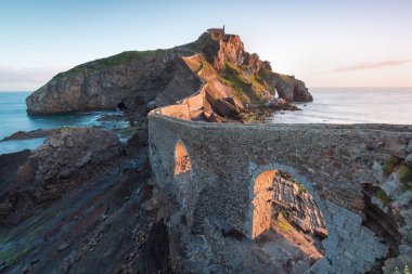 İspanya Taht Oyunları 'nın Bask bölgesindeki Gaztelugatxe adasına güneş doğuşu manzarası. En popüler turistik yer..