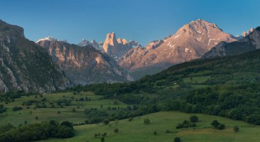 Naranjo de Bulnes, İspanya 'nın Asturias eyaletinin Picos de Europa kentinde yer alan bir kireçtaşı zirvesidir. Milli parkta gün doğumunda güzel renkler.