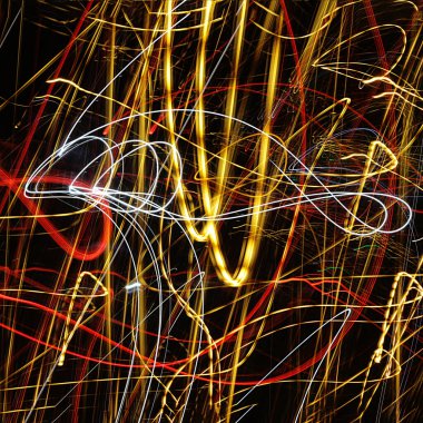 Siyah arkaplanda soyut çizgiler ve şekiller