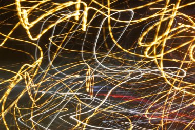 Siyah arkaplanda soyut çizgiler ve şekiller