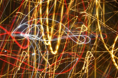 Siyah arkaplanda soyut çizgiler ve şekiller