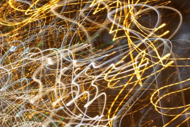 Siyah arkaplanda soyut çizgiler ve şekiller