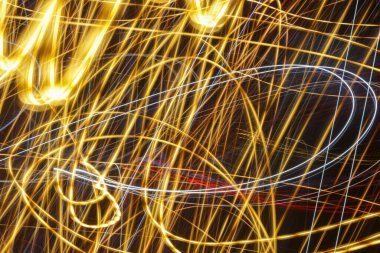 Siyah arkaplanda soyut çizgiler ve şekiller