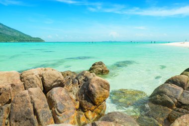 Taşlar ve berrak Denizi