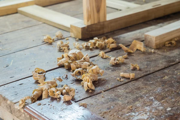 Las virutas de madera en la mesa del carpintero — Foto de Stock