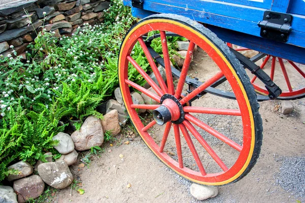 Antik sepeti ahşap tekerlekleri ile bir parçası — Stok fotoğraf