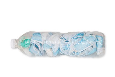 Kullanılmış maskeler, beyaz arka planda izole edilmiş COVID-19 'un yayılmasını önlemek için plastik su şişelerinde saklanır..