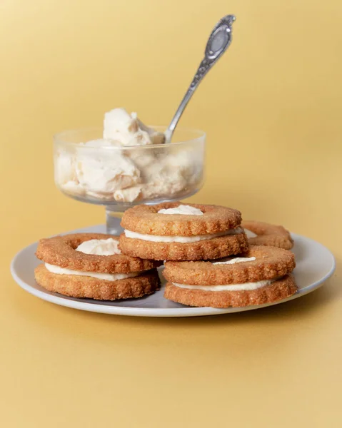 Домашнє мигдалеве печиво. Традиційне аргентинське печиво Alfajores - Dulce de leche sandwich cookie. Десерт світової кухні.. — стокове фото