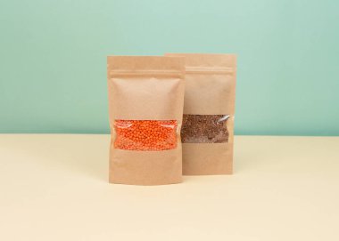 Kahverengi kraft kağıdından çanta, sarı arka planda market önü manzaralı. Gıda ve mallar için ambalaj tasarımı. Ağırlık ürünleri için pencereli paketler. Moda rengi