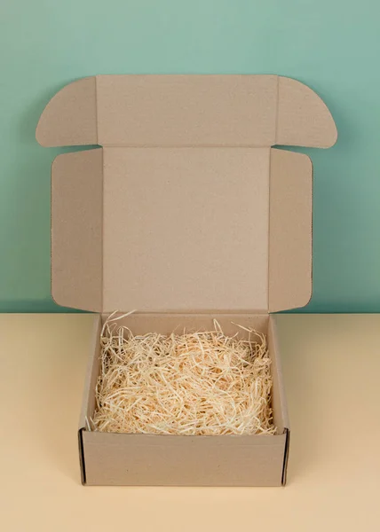 Stos Brązowych Kartonów Miętowym Tle Czyste Pudełko Kartonowe Koncepcja Pakowania — Zdjęcie stockowe