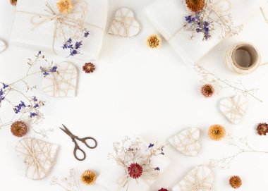 Sevgililer Günü Atık Kavramı. Çevre dostu kağıt ambalajlama. Kurumuş bir çiçeğin jütüyle bağlanmış bir dalı olan hediye kutusu. Düz Yatış biçimi.